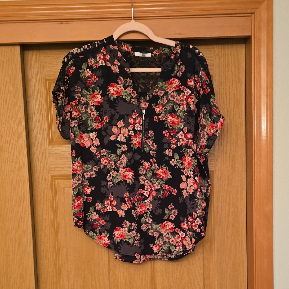 Maurices Black Floral Short Sleeve Blouse with Zipper Front.  Beautiful Colors